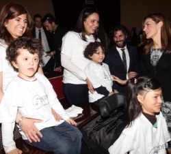 La Princesa de Asturias junto a niños y sus familiares presentes en el acto del Día Mundial de las Enfermedades Raras